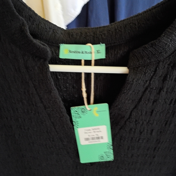 Chic Black Ruffled Midi - Picture 2 of 3